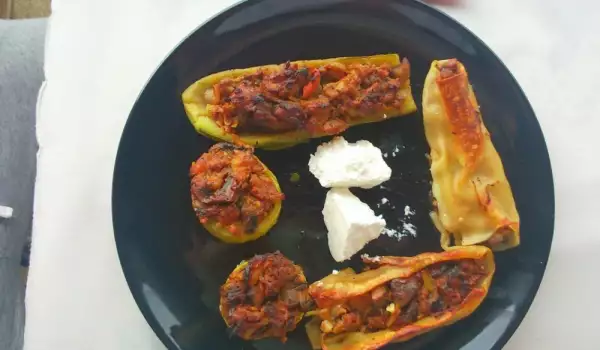 Zucchini and Cannelloni Stuffed with Minced Meat and Vegetables