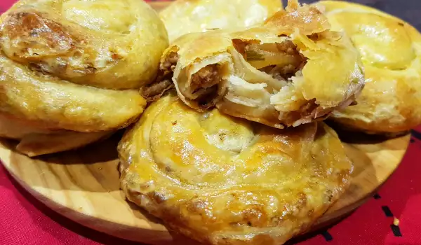 Small Pastries with Minced Meat