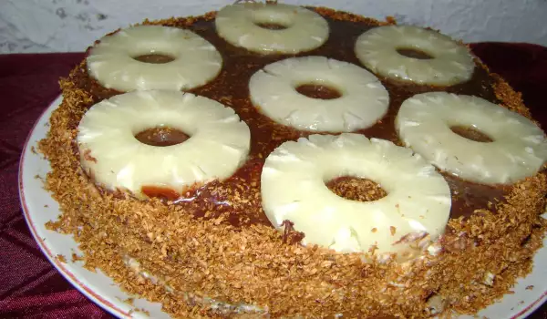 Cake with Pineapple and Caramelized Coconut