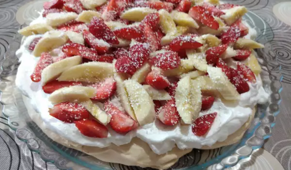 Meringue Pavlova Cake with Strawberries and Bananas