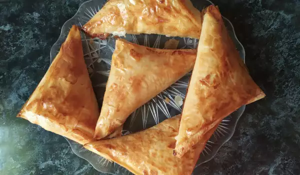 Crunchy Triangular Filo Pastries with Cottage Cheese