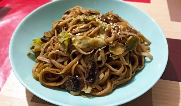 Udon Noodles with Mushrooms and Cabbage