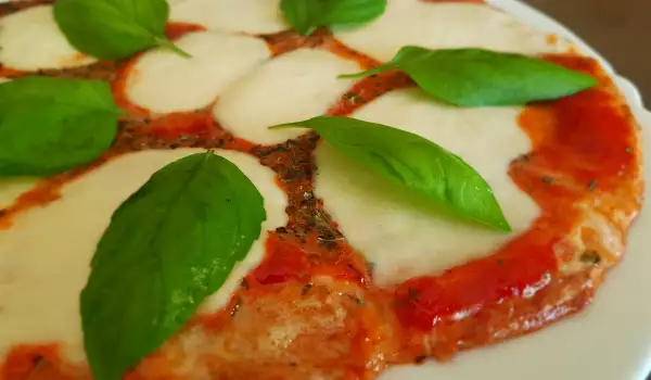 Vegetarian Pizza with Mozzarella, Mascarpone and Cauliflower