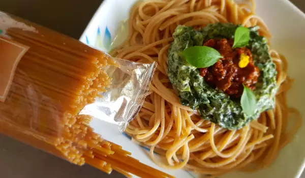 Healthy Wholegrain Spaghetti with Sundried Tomatoes and Spinach