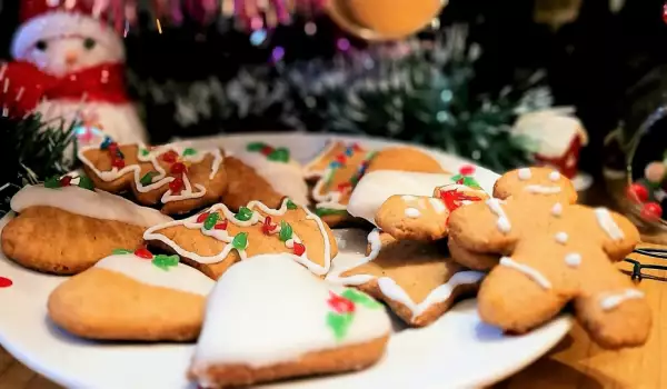 Christmas Gingerbread Cookies with Cinnamon