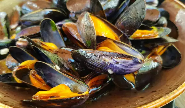 Stewed Black Mussels in Butter and Lemon