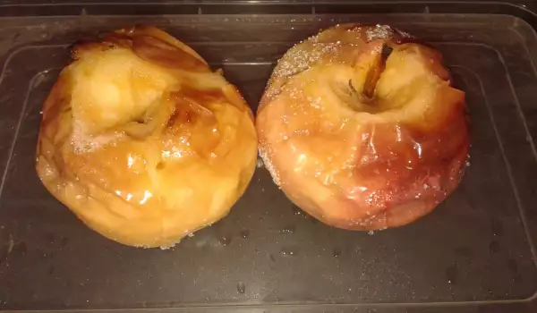 Baked Candied Apples with Cinnamon and Vanilla