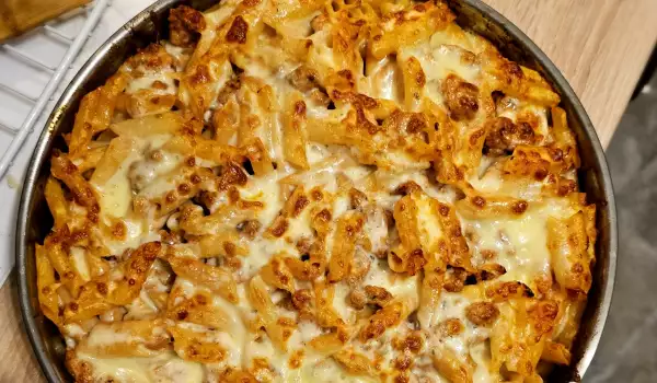 Oven-Baked Macaroni with Minced Meat and Cheeses