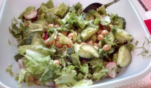 Green Salad with Chickpeas