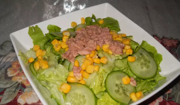 Green Salad with Tuna and Corn