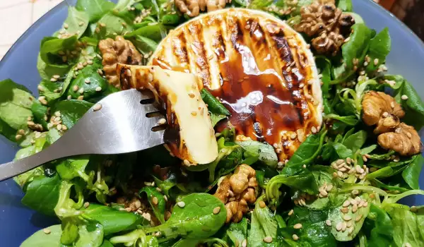 Green Salad with Valeriana and Baked Camembert