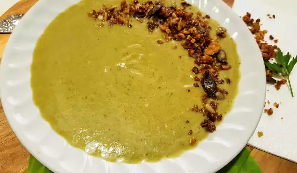 Nettle Cream Soup with Orach, Cauliflower and Crunchy Granola