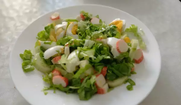 Green salad with Radish and Crab Rolls