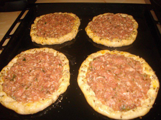 Tasty Pitas with Mince and Cheese