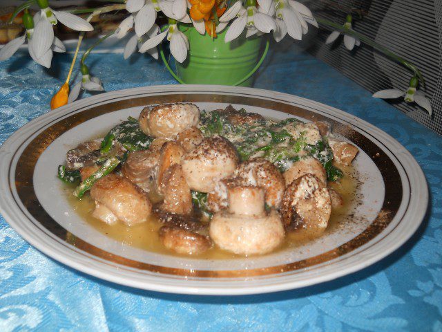 Stewed Mushrooms with Spinach and Cream