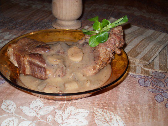 Steaks with White Wine and Mushroom Sauce