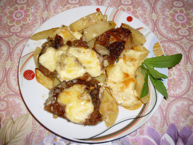 Oven-Baked Steaks with Potatoes and Processed Cheese