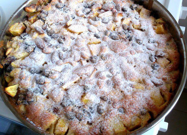 Cake with Apples, Peaches and Cinnamon