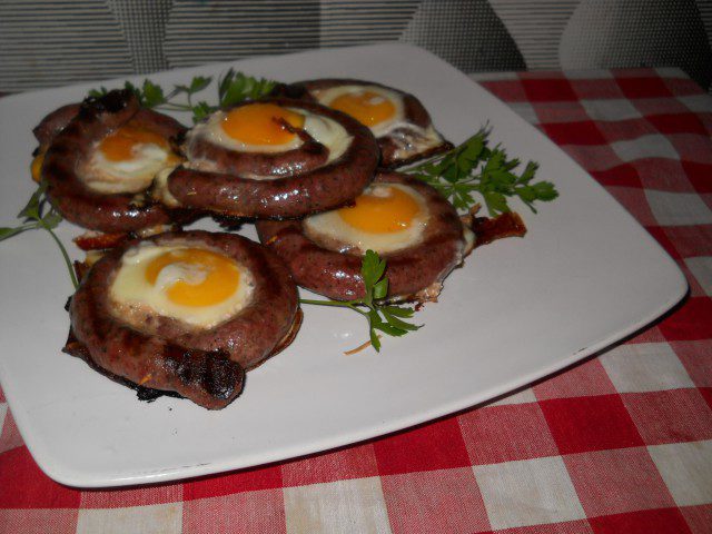 Grilled Thin Sausages with Eggs