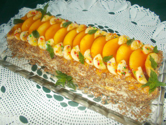 Cake with Biscotti, Peaches and Bananas