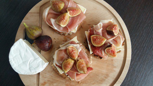 Quick Tapas with Camembert and Figs
