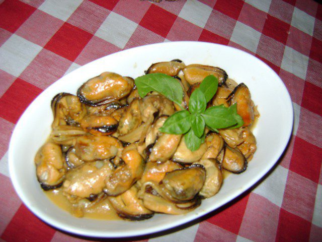 Mussels Sauteed in Butter and White Wine