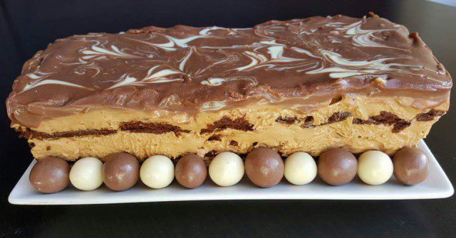 Cake with Cocoa Biscuits and Dulce De Leche
