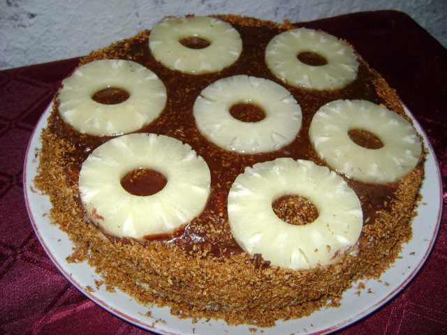 Cake with Pineapple and Caramelized Coconut
