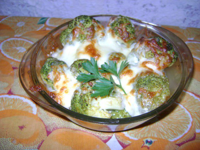 Oven-Baked Broccoli with Mozzarella