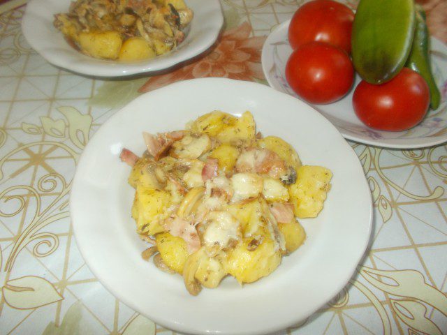 Casserole with Potatoes, Mushrooms, Ham and Cheese