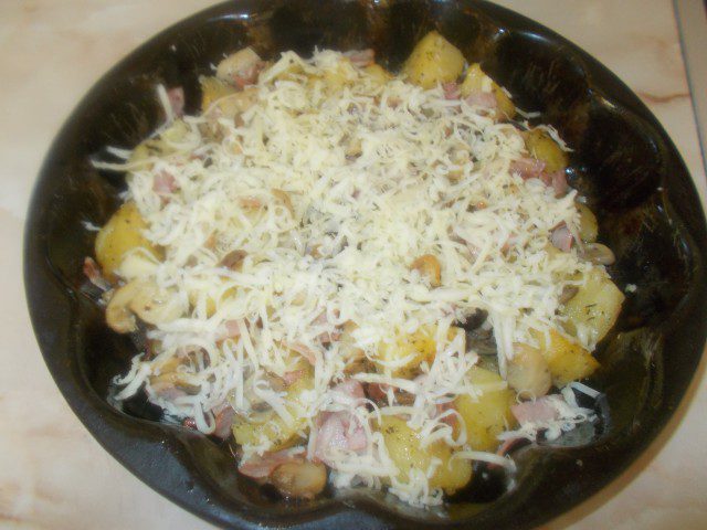 Casserole with Potatoes, Mushrooms, Ham and Cheese