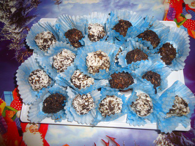 Vegan Bonbons with Nuts and Dates