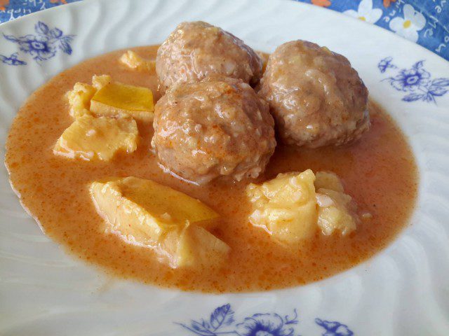 Stew with Meatballs and Quinces