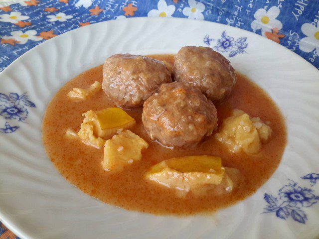 Stew with Meatballs and Quinces