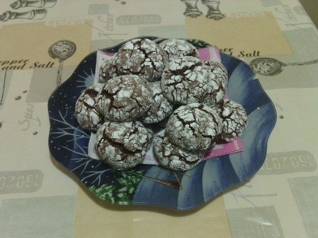 Crinkle Cocoa Cookies with Walnuts