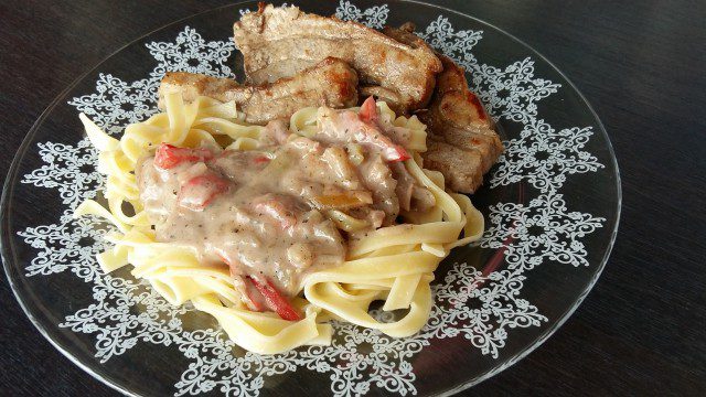 Pork Chops with Pepper Sauce