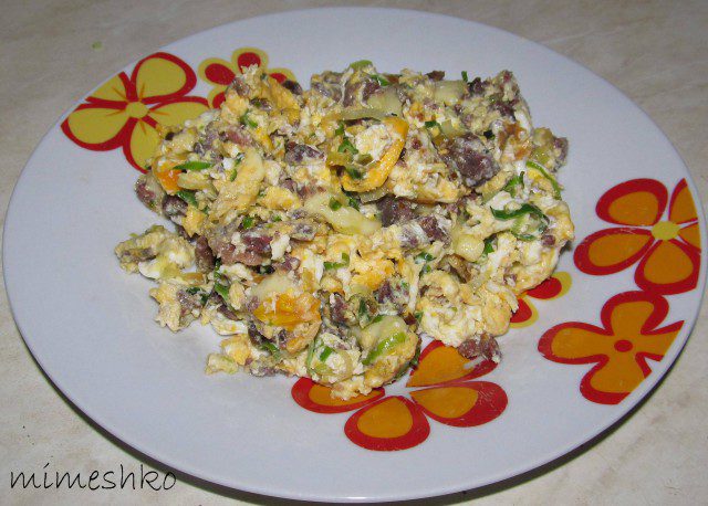 Scrambled Eggs with Leek and Minced Meat