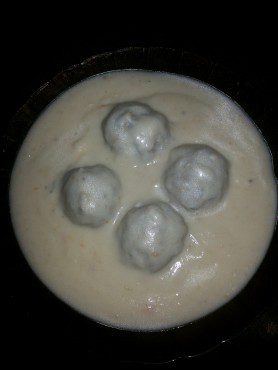 Meatballs with White Sauce and Yoghurt