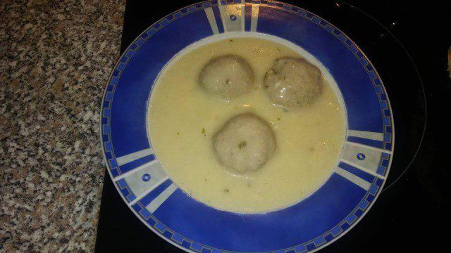 Meatballs with White Sauce and Yoghurt