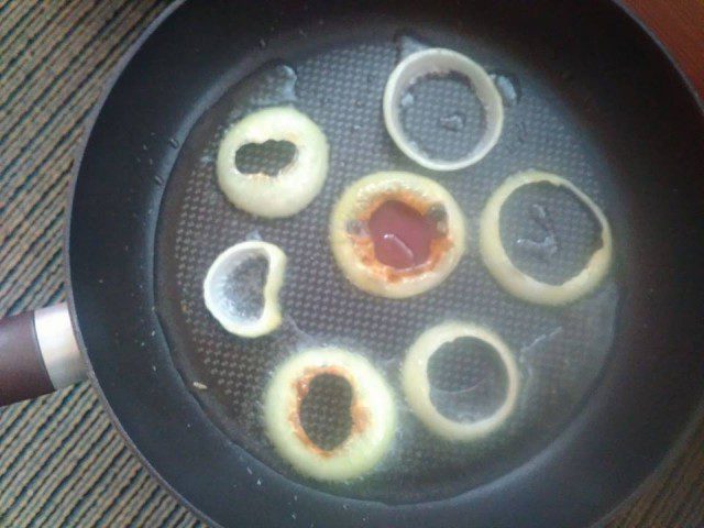 Eggs in Onion Rings