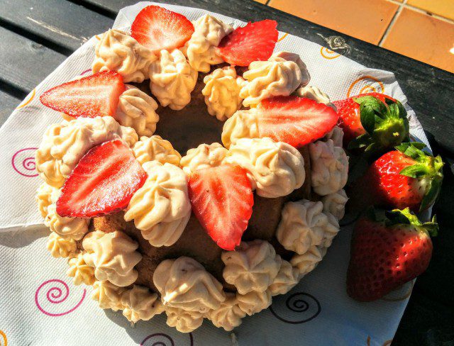 Sponge Cake with Strawberries and Champagne