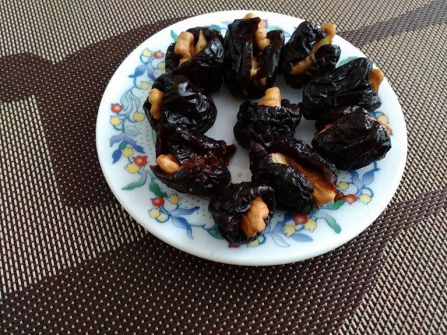 Roasted Plums with Walnuts