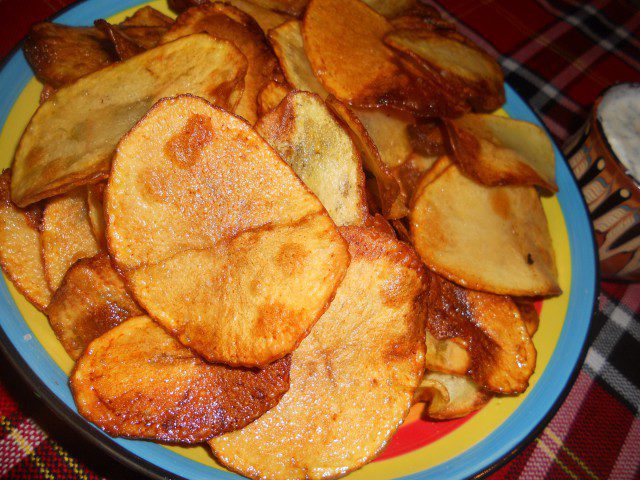 Spicy Potato Chips with Garlic Sauce