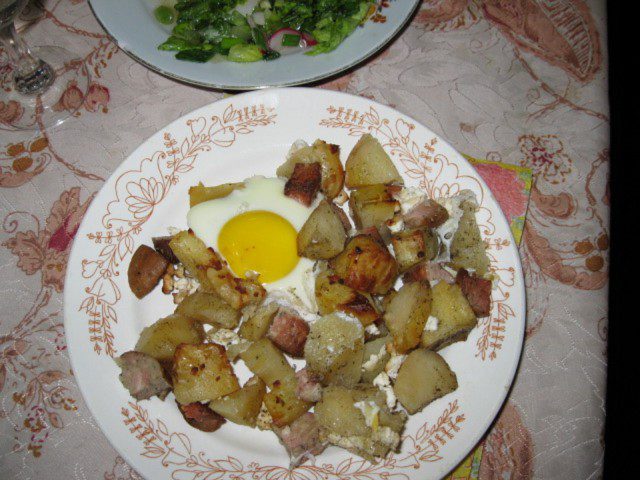 Baked Potatoes with Sausages and Eggs