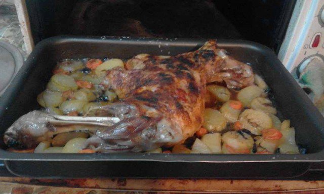Leg of Lamb with Beer and Potatoes in the Oven