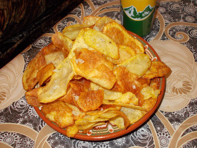Crispy Homemade Chips with Stewed Garlic and Dill