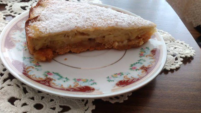 Cake with Bananas and Apples