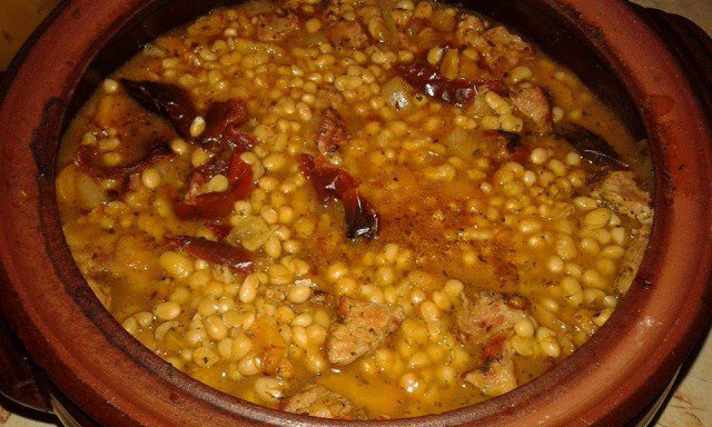 Pork Ribs with White Beans and Garlic in a Clay Pot