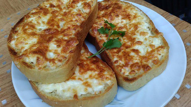 Toast with Eggs and Feta