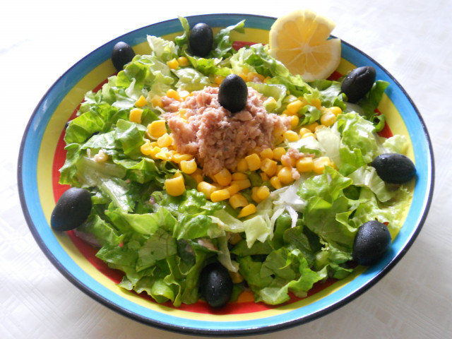 Green Salad with Tuna and Olives